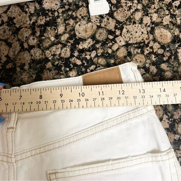 American Eagle 90s Boyfriend Shorts Raw Hem White Denim Distressed Size 0 - Picture 4 of 8